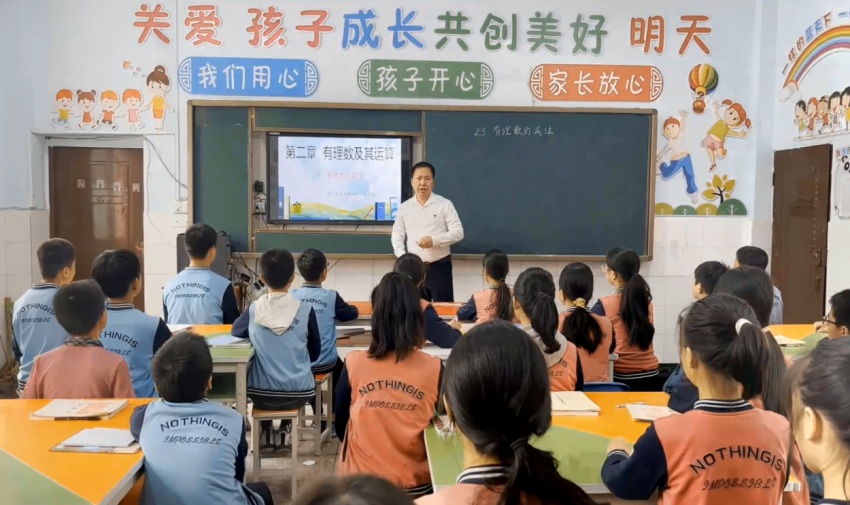 宣漢縣五寶鎮(zhèn)學(xué)校教師姚丕貴執(zhí)教課改示范課。龍河攝