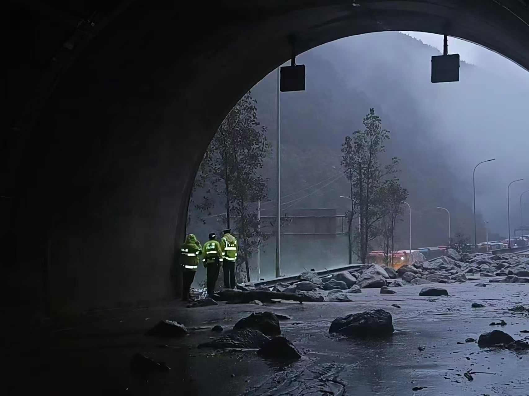 雅西高速擦羅隧道，目前因斷道現(xiàn)場(chǎng)進(jìn)行雙向管制。四川省高速公路管理局供圖
