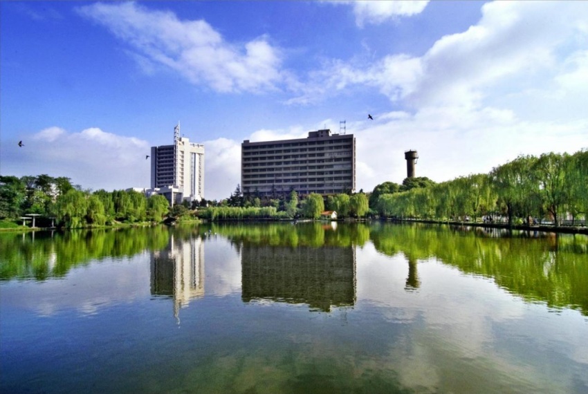 西南石油大學(xué)（南充校區(qū)）龍井湖。西南石油大學(xué)供圖