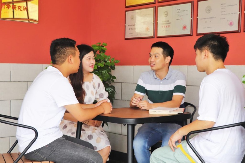 張健豐在課下與學(xué)生交流。陳鵬帆攝