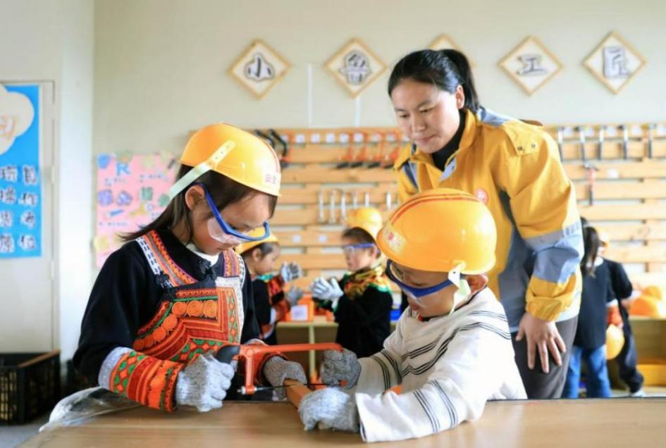 涼山州昭覺縣昭美社區(qū)幼兒園的小朋友在木工坊進(jìn)行動手實踐。昭覺縣昭美社區(qū)幼兒園供圖