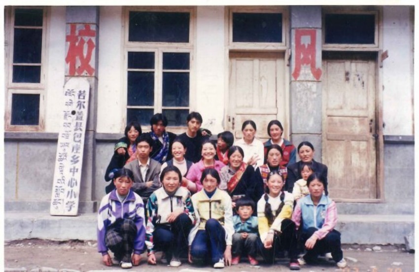 在包座鄉(xiāng)中心校，索郎機(jī)所帶的第一屆畢業(yè)班畢業(yè)照。受訪者供圖