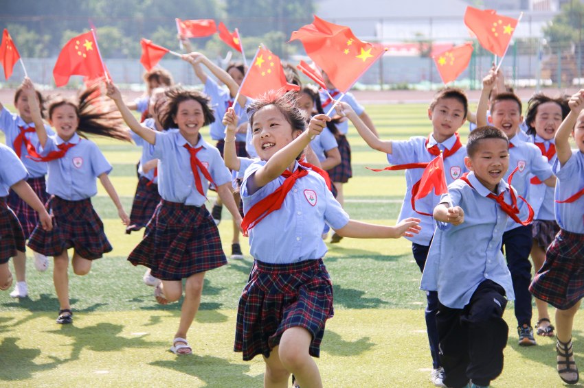 旺蒼縣佰章小學(xué)的孩子們祝福祖國“生日快樂”。李俊攝