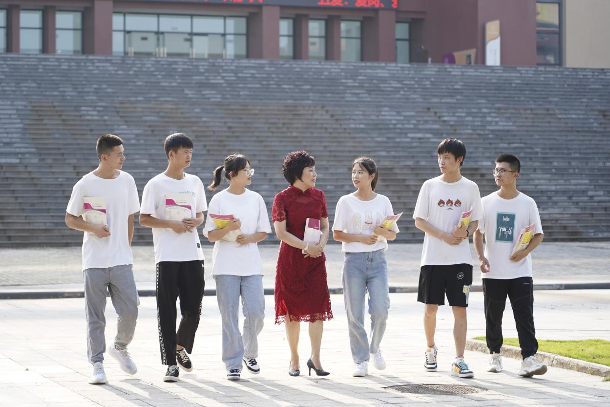 張先庚在校園與學(xué)生交流。四川護(hù)理職業(yè)學(xué)院供圖