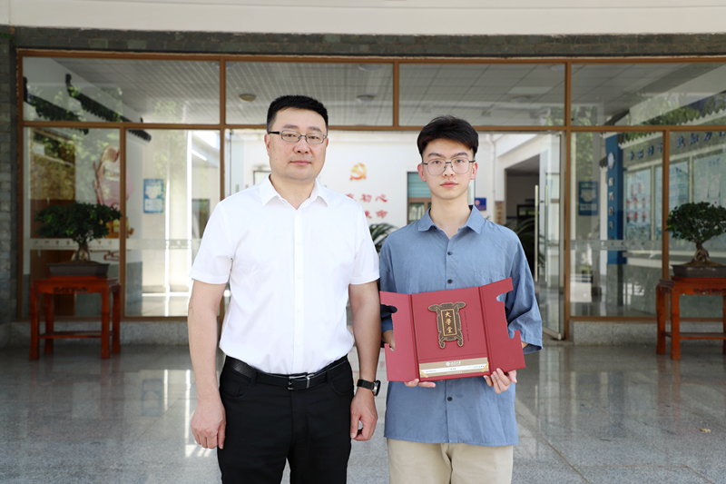 2024年，瀘州老窖天府中學喻科源同學考取北京大學。瀘州老窖天府中學供圖