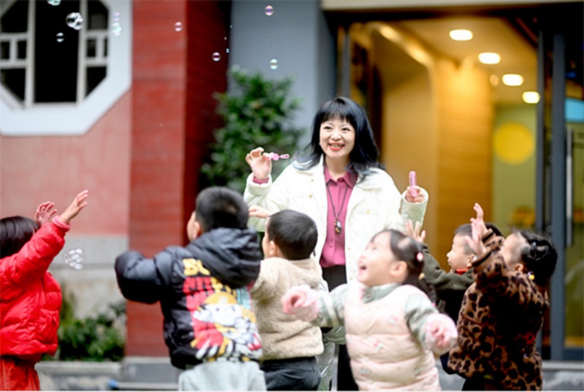 與兒童游戲。高翔供圖