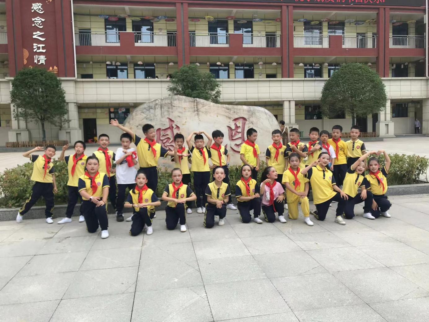 學(xué)生參加活動合影。之江小學(xué)供圖