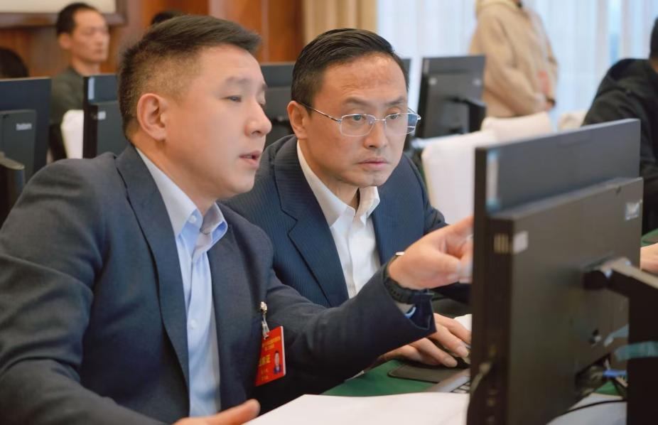 袁學(xué)民參與提案審議。受訪者供圖