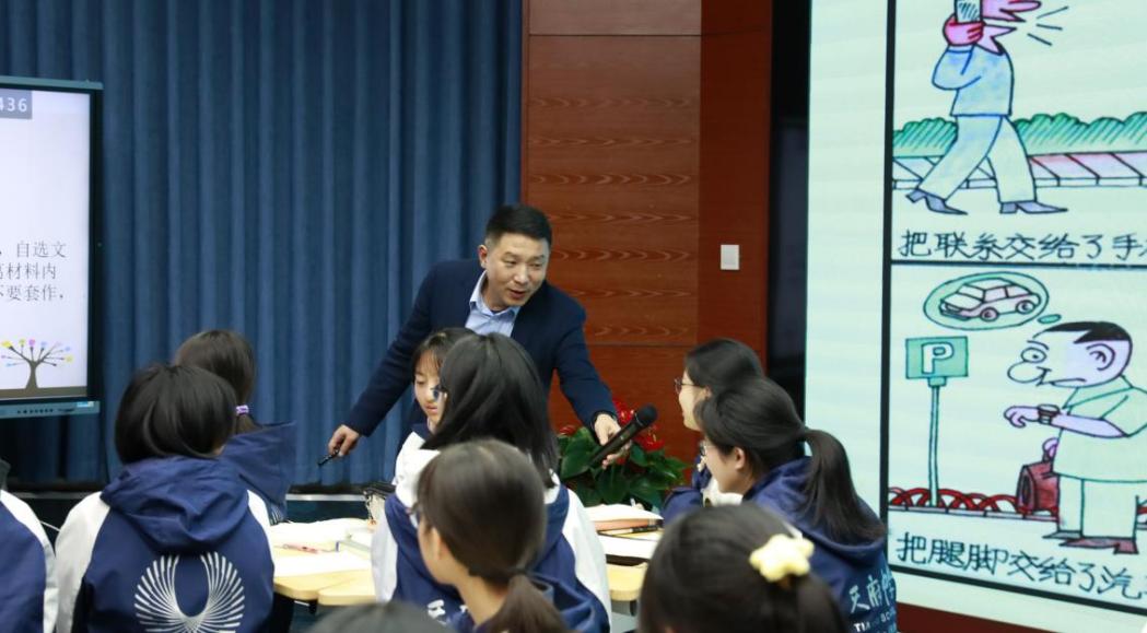 袁學(xué)民在天府中學(xué)教育教學(xué)學(xué)術(shù)年會(huì)上授課。受訪者供圖