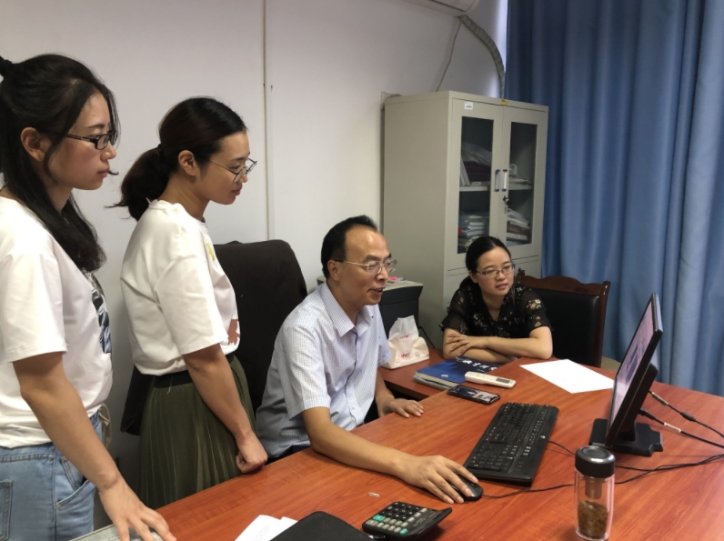甘華銀教授在指導工程造價專業(yè)團隊修訂人才培養(yǎng)方案。廣安職業(yè)技術學院供圖