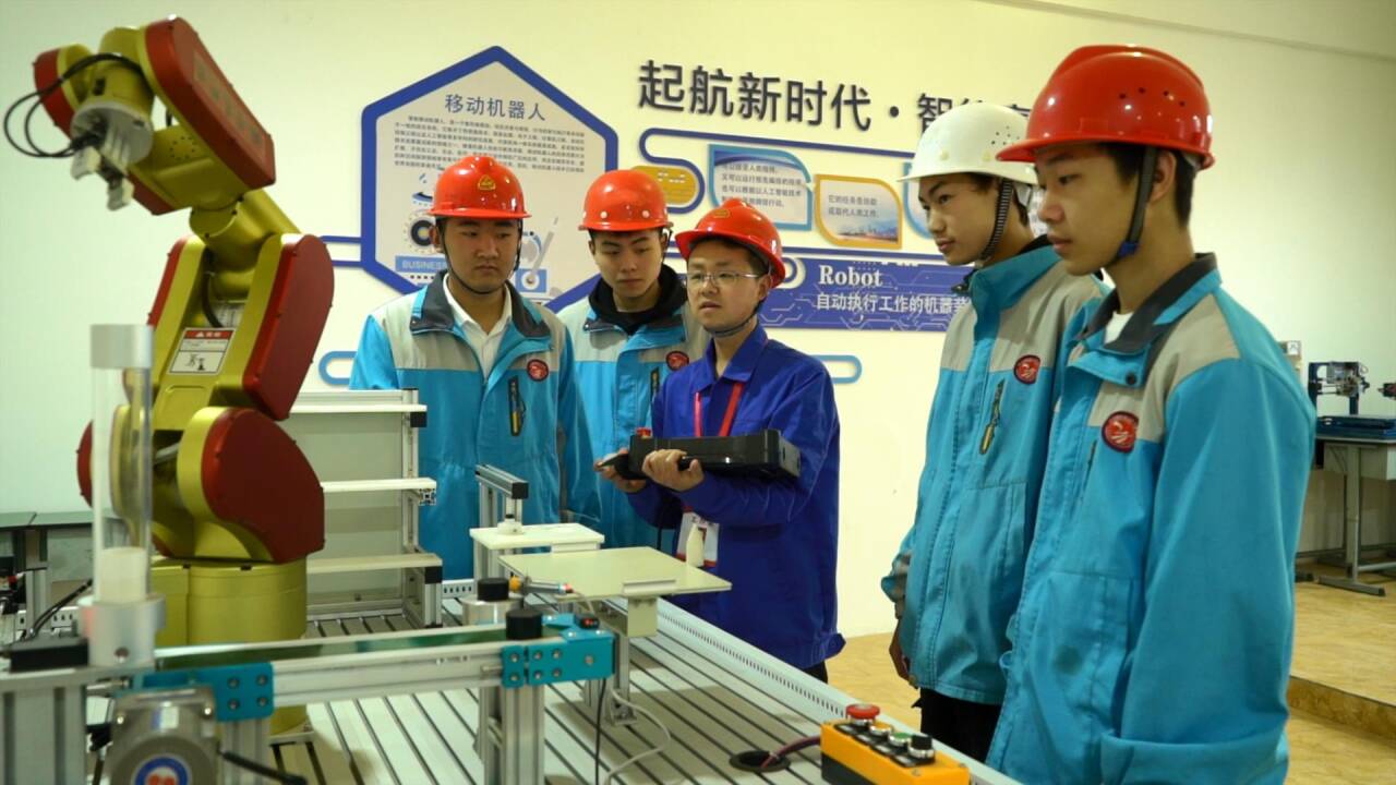 學(xué)生進(jìn)行工業(yè)機(jī)器人實(shí)訓(xùn)操作。四川省射洪市職業(yè)中專學(xué)校供圖