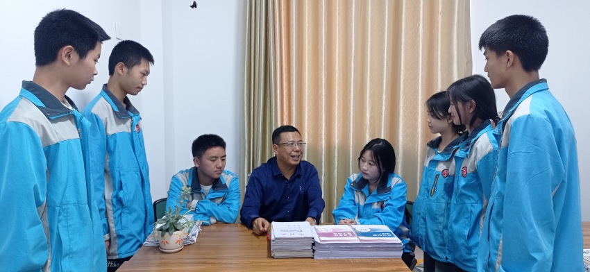 胥進(jìn)與學(xué)生交流分享。四川省射洪市職業(yè)中專學(xué)校供圖