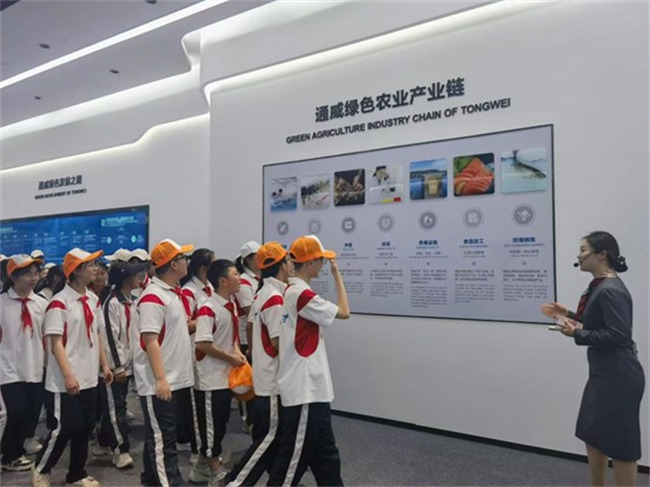 金堂縣中小學(xué)生走進通威太陽能（金堂）基地研學(xué)。金堂縣委宣傳部供圖