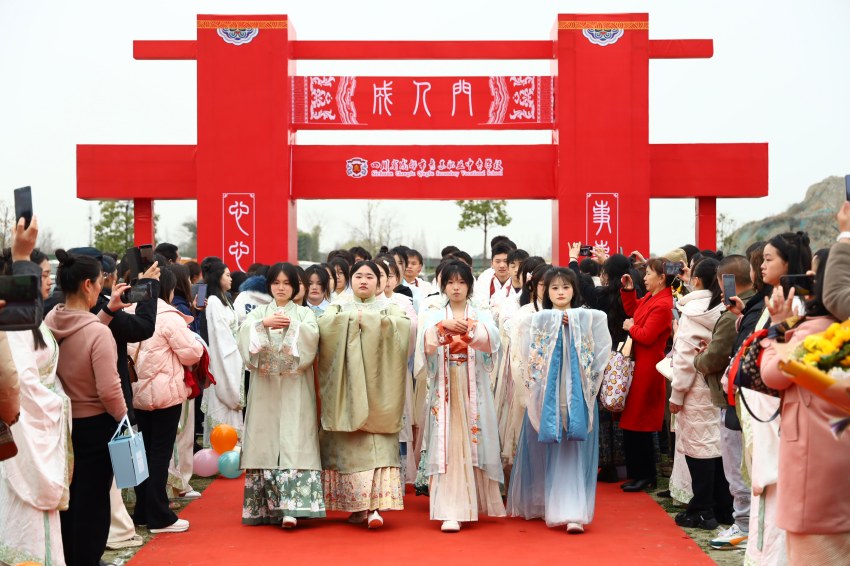 青蘇職中成人禮及高考誓師。青蘇職中供圖