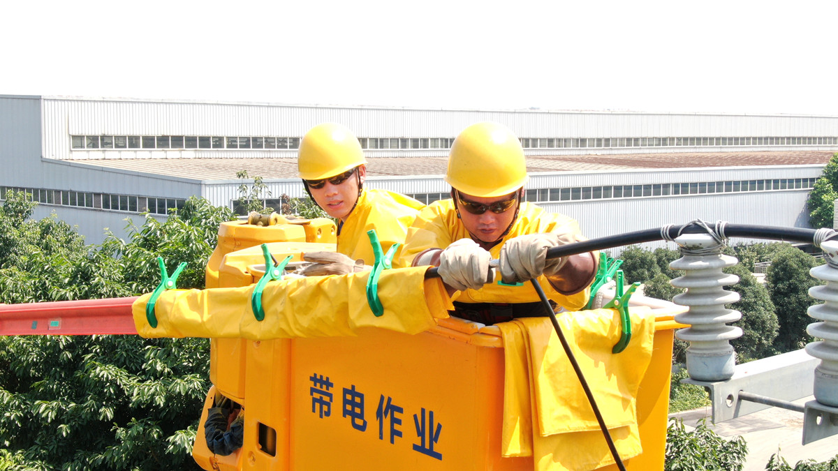 帶電作業(yè)人員在高溫下開展帶電作業(yè)。陳前宇攝
