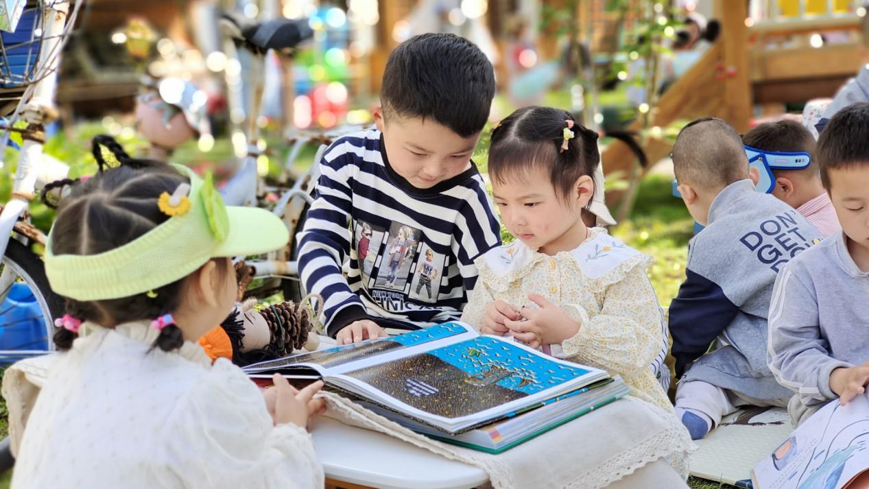 中國(guó)中鐵映秀幼兒園閱讀活動(dòng)。阿壩州教育局供圖