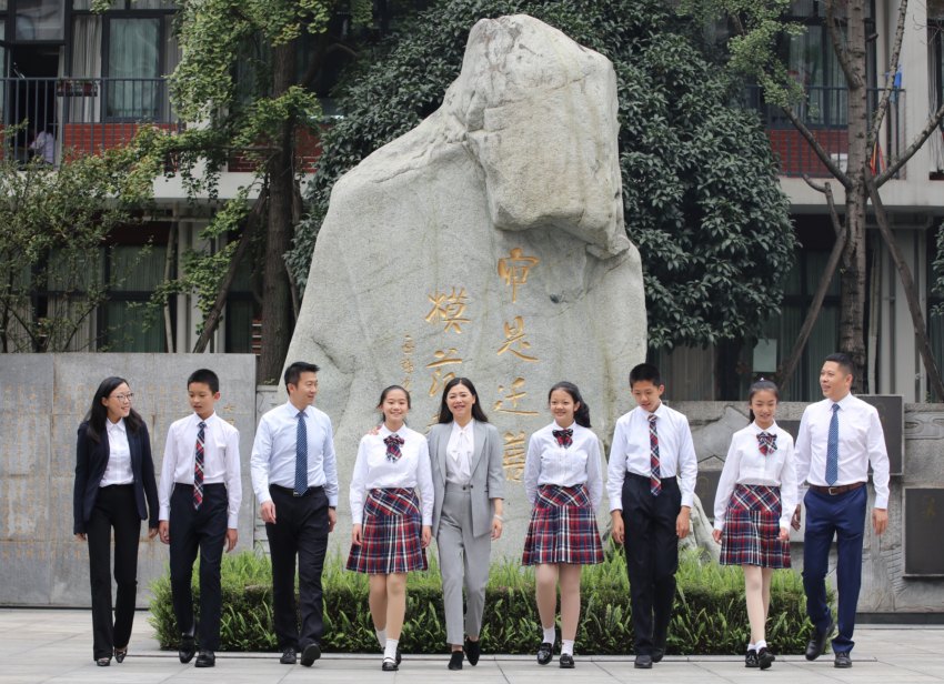李笑非與學(xué)生和老師合影。成都七中初中學(xué)校供圖