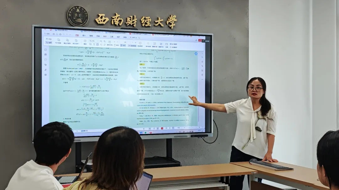 鄒紅在指導(dǎo)學(xué)生。消費(fèi)經(jīng)濟(jì)與勞動(dòng)經(jīng)濟(jì)科研團(tuán)隊(duì)供圖