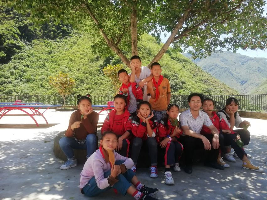齊永朋與學(xué)生們一起。受訪者供圖