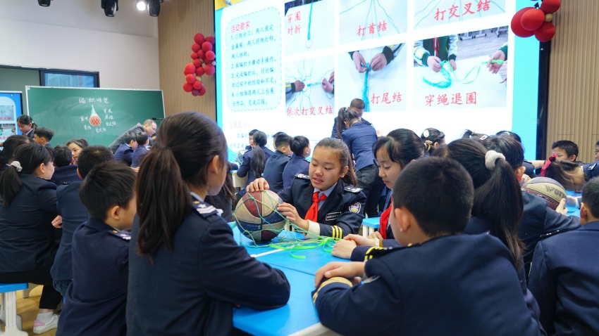 宜賓市翠屏區(qū)忠孝街小學(xué)勞動教育現(xiàn)場教學(xué)。宜賓市教育和體育局供圖