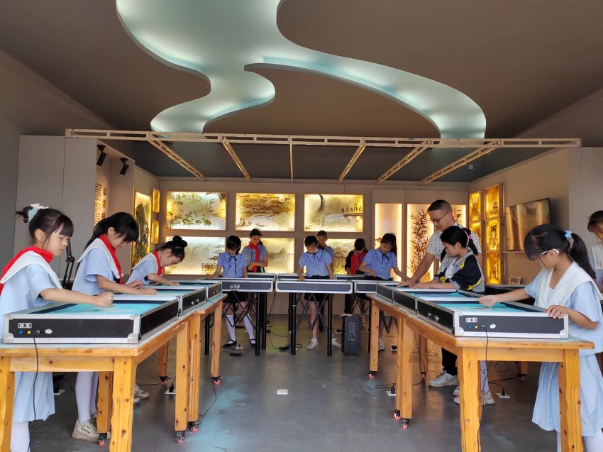 宜賓市敘州區(qū)南廣學(xué)校心理健康沙畫活動。宜賓市教育和體育局供圖