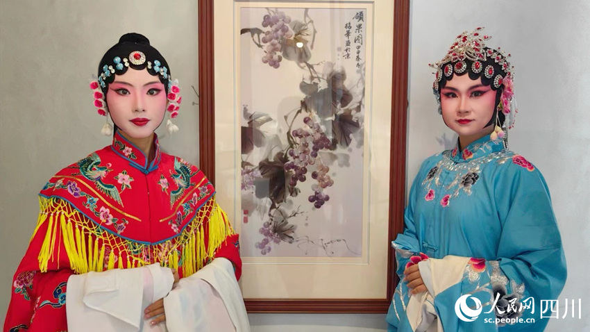 戈心悅（左）和其他學(xué)員一同展示學(xué)習(xí)成果。陳子黎攝