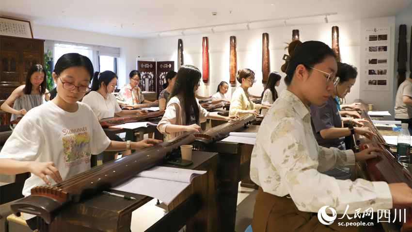 學(xué)員們?cè)诰毩?xí)蜀派古琴彈奏技法。實(shí)習(xí)生 陳萱攝