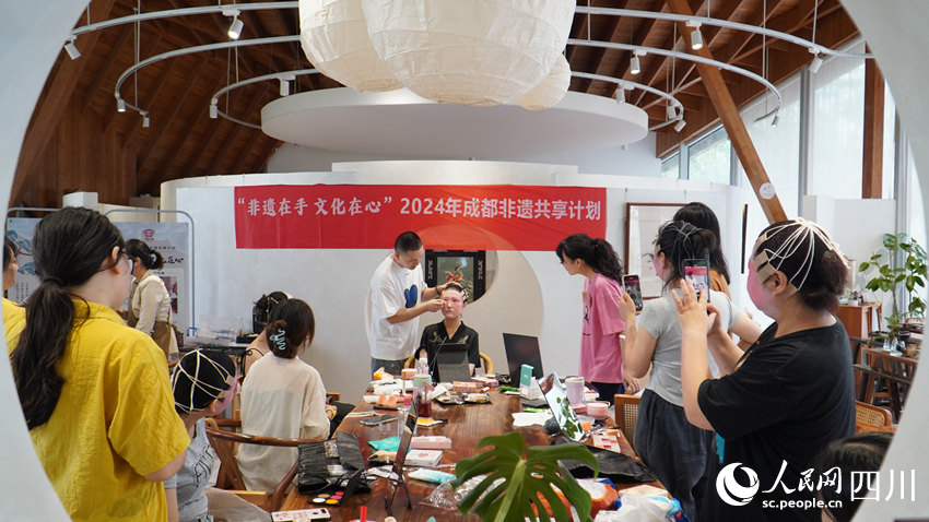 羅映在給學(xué)員教授戲曲化妝技巧。人民網(wǎng) 趙祖樂攝
