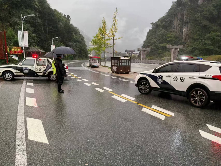 公安機(jī)關(guān)管控道路。臥龍?zhí)貐^(qū)供圖