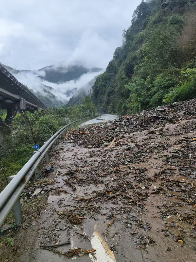 泥石流破壞的路面。臥龍?zhí)貐^(qū)供圖