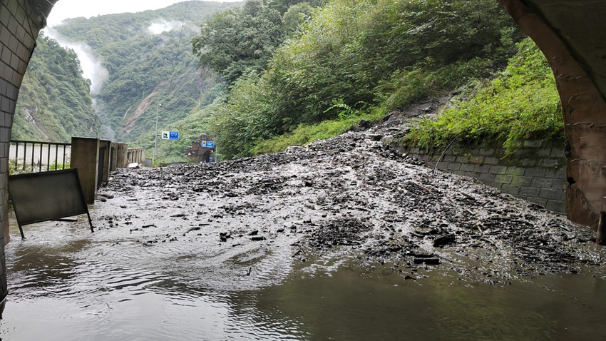 泥石流損壞的道路。臥龍?zhí)貐^(qū)供圖