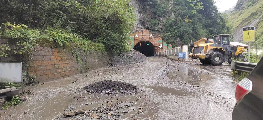清理路面。臥龍?zhí)貐^(qū)供圖