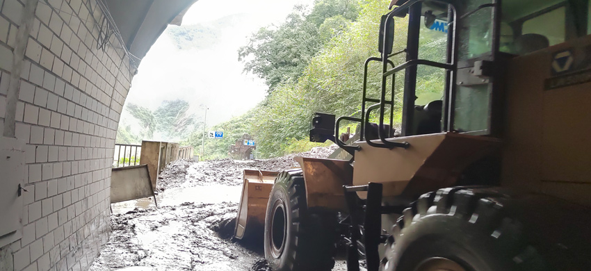 施工車輛正在清除道路上的淤泥。臥龍?zhí)貐^(qū)供圖