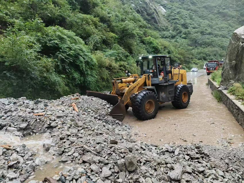 施工機械搶通道路。臥龍?zhí)貐^(qū)供圖
