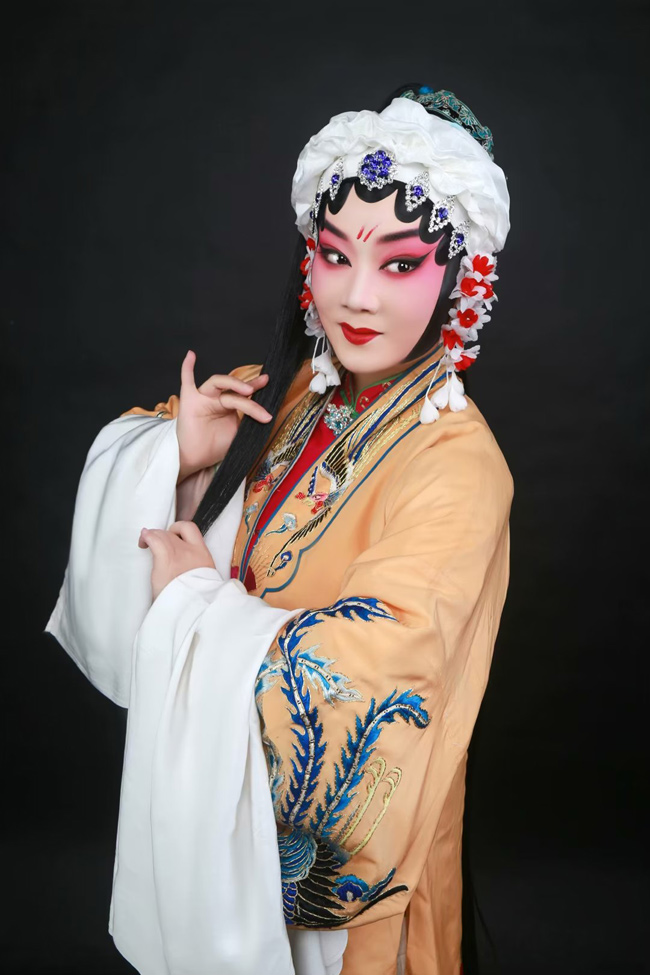 楊麗在川劇《鐵籠山》中飾演杜后。受訪者供圖