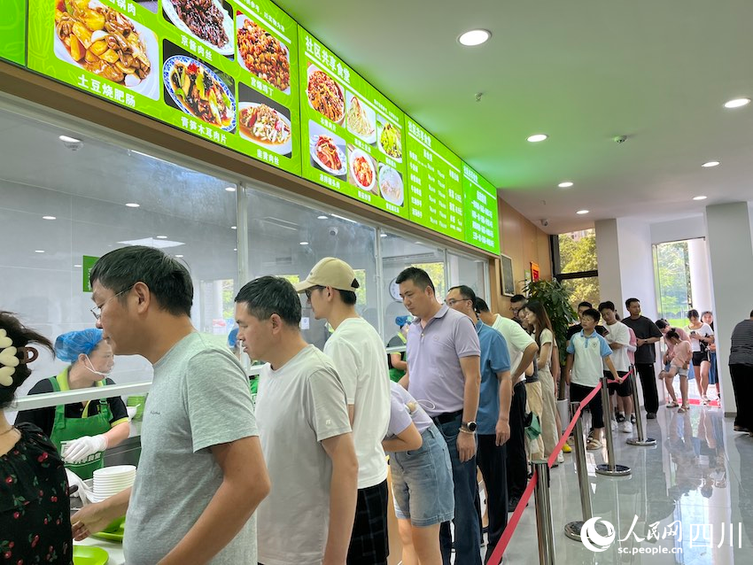 沒到午間，排隊的居民能排到門口。人民網(wǎng)記者 郭瑩攝