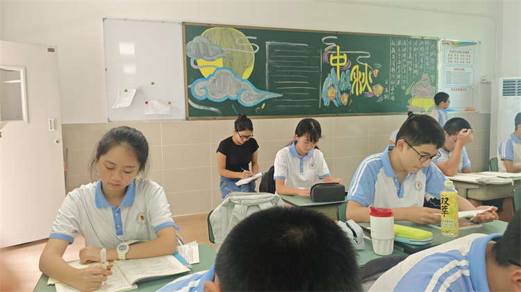 白瑪旺姆在跟班學(xué)習(xí)。青羊區(qū)教育局供圖