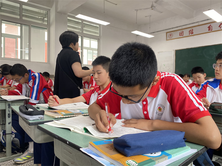 拉巴次仁在認(rèn)真記筆記。青羊區(qū)教育局供圖