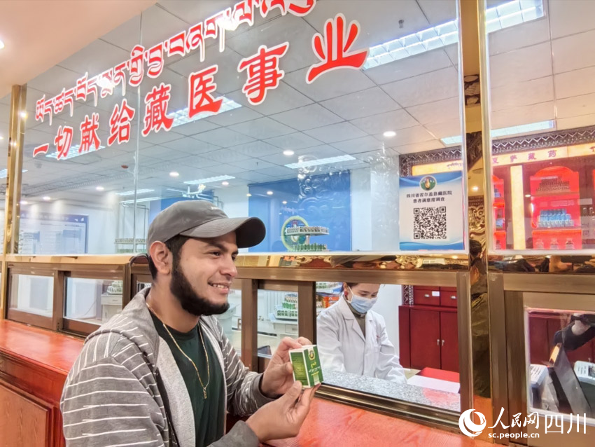 外國(guó)記者在窗口買到了藏藥。人民網(wǎng)記者 劉海天攝