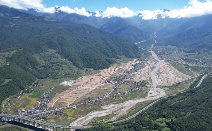 1800畝土地整理前后變化。四川省土地發(fā)展集團(tuán)供圖
