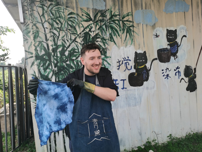 體驗(yàn)扎染技藝、傳承非遺文化。人民網(wǎng)記者 劉海天攝