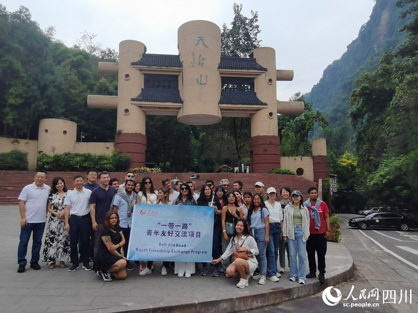 外國(guó)記者體驗(yàn)天臺(tái)山文旅。人民網(wǎng)記者 劉海天攝