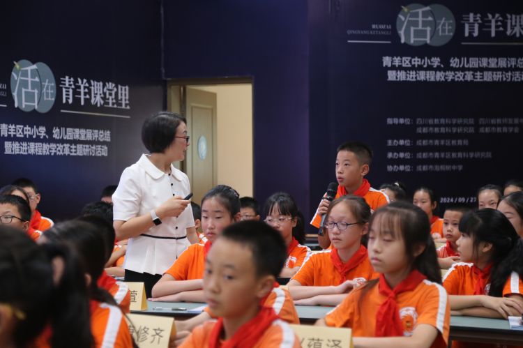 老師與學(xué)生互動。主辦方供圖