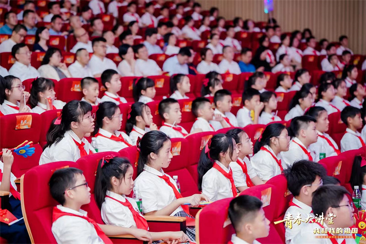 孩子們認真的聆聽演說。主辦方供圖
