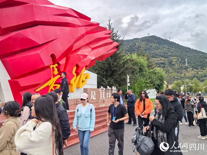 拉美記者參訪紅軍長(zhǎng)征紀(jì)念碑碑園