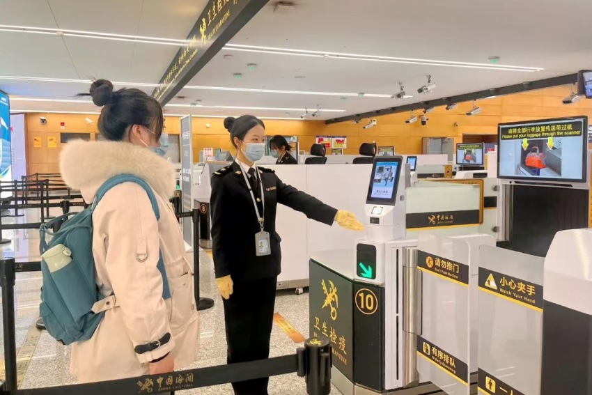 成都海關(guān)關(guān)員正在入境衛(wèi)生檢疫區(qū)引導(dǎo)旅客通行。成都東部新區(qū)航空和口岸經(jīng)濟局供圖