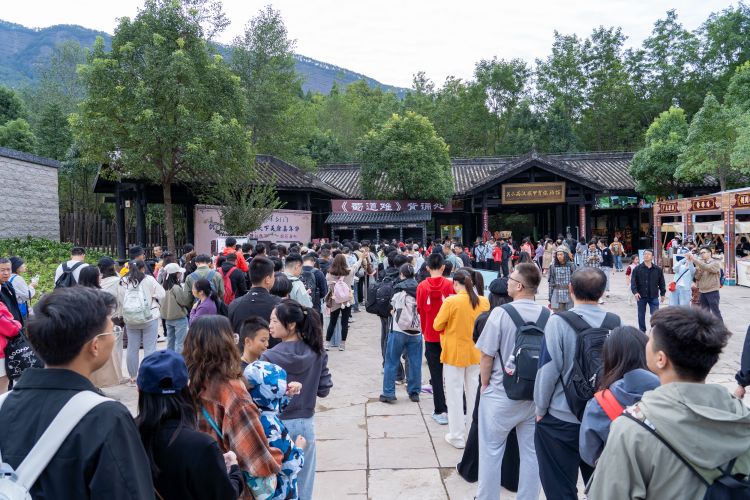 《蜀道難》背誦處排起長(zhǎng)隊(duì)。楊文波供圖