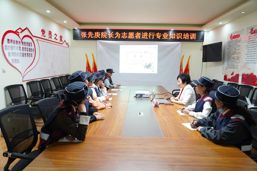 張先庚院長為川護(hù)若爾蓋健康服務(wù)志愿隊開展專業(yè)培訓(xùn)。四川護(hù)理職業(yè)學(xué)院供圖