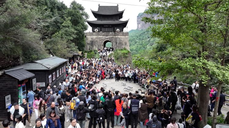 關(guān)樓前的機(jī)器狗表演吸引大量游客觀看拍攝。高志農(nóng)供圖
