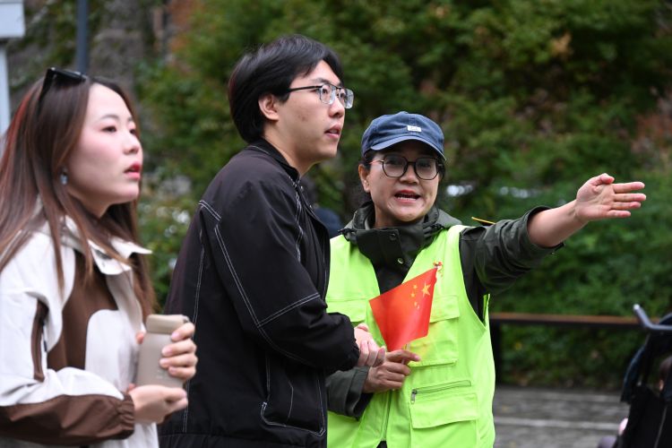 為游客做好溫馨服務(wù)。九管局供圖